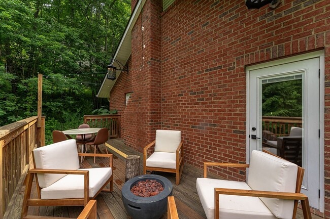 Building Photo - Mountain Retreat! -Bonus Spaces!
