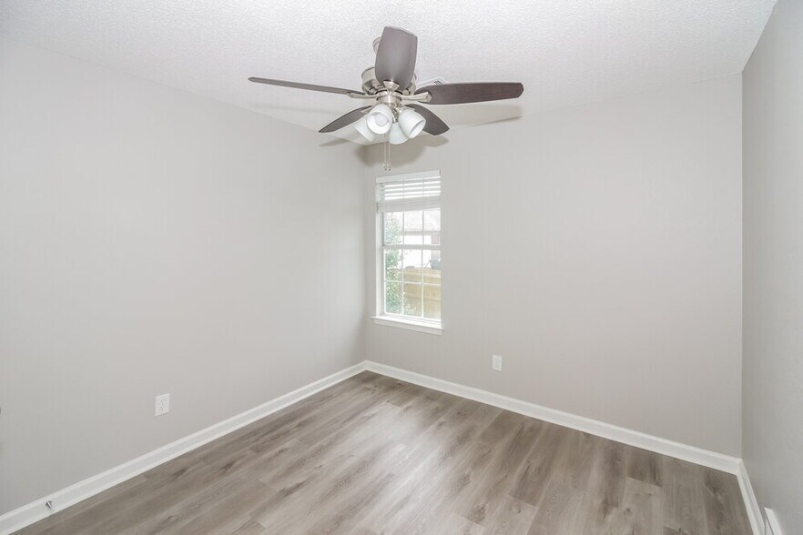 Building Photo - 1115 Scofield Dr