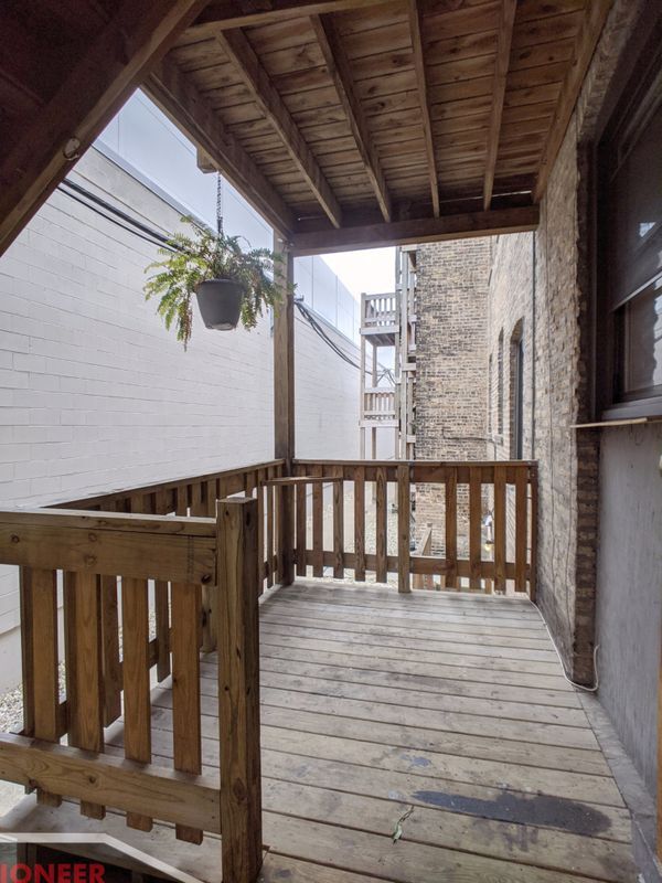 Building Photo - 813 W Waveland Ave