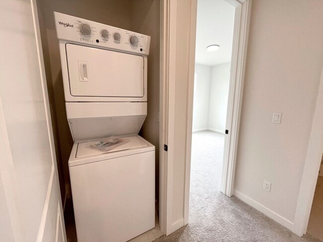 Building Photo - Stunning Modern Townhome-Style Unit with Washer/Dryer Included, A/C!