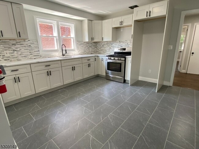 Building Photo - 905 Sanford Ave