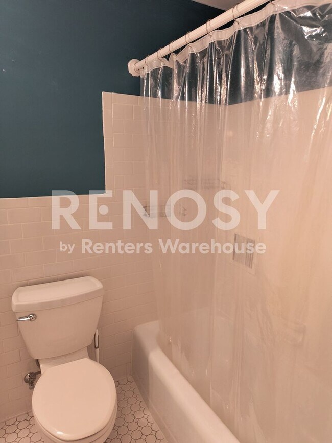 Building Photo - Available June 10th 2 Bedroom 1 Bath Condo in Minneapolis
