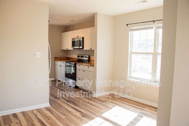 Building Photo - 3225 Lasalle St