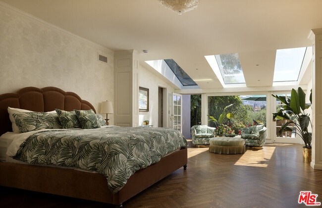 Building Photo - 10030 Toluca Lake Ave