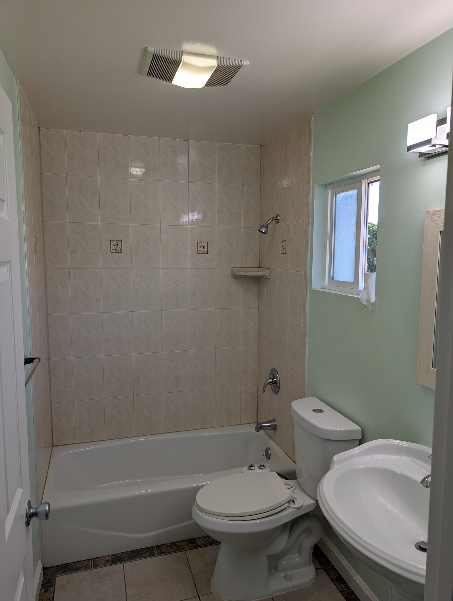 Building Photo - 2214 Eckhart Ave