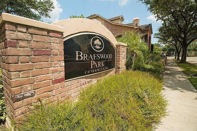 Building Photo - 2255 Braeswood Park Dr
