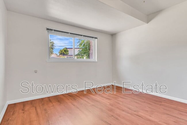Building Photo - 275 Cameo Dr