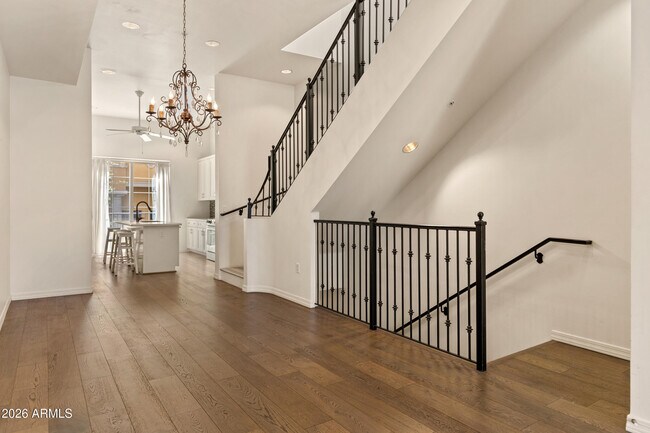 Building Photo - 421 W 6th St