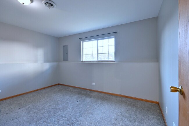 Building Photo - 19 E Pineview Dr