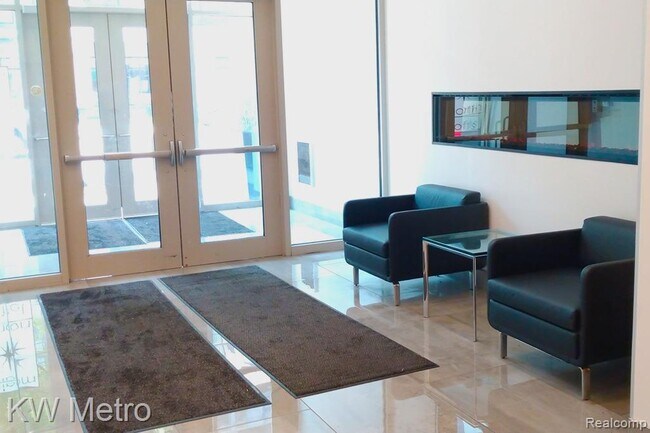 Building Photo - 350 N Main St