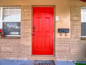 Building Photo - 2 BEDROOM 1 BATH APARTMENT HOME LOCATED IN ST. PETERSBURG, FL
