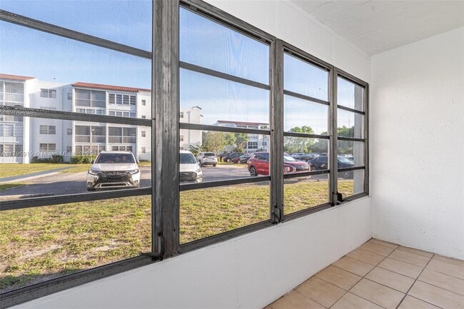 Building Photo - 2860 Somerset Dr