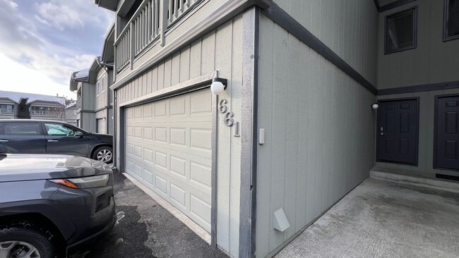 Building Photo - Beautifully maintained (3) bedroom, (2) ba...