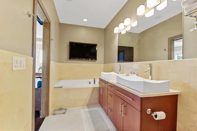 Building Photo - Rare Oversized Fully Furnished 3 Bed / 2.5 Bath 2,800+ SF Duplex with Private 1,000 SF Roof Deck ...
