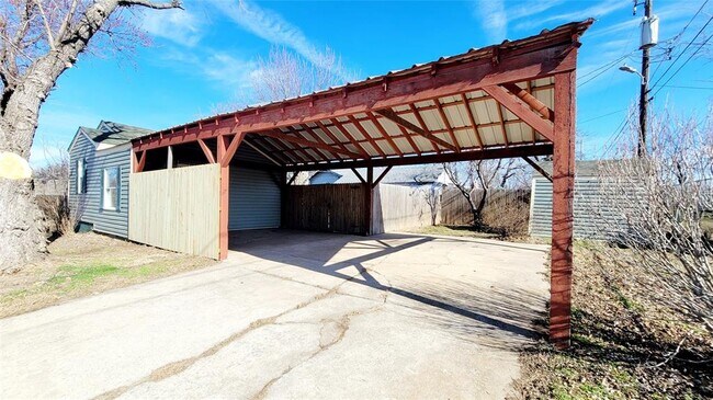 Building Photo - 300 E Kittyhawk Dr