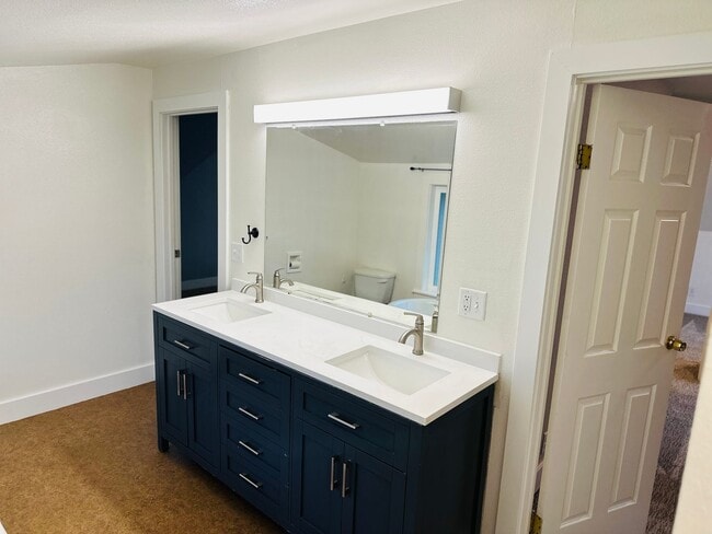 Building Photo - Charming Vintage Farm House