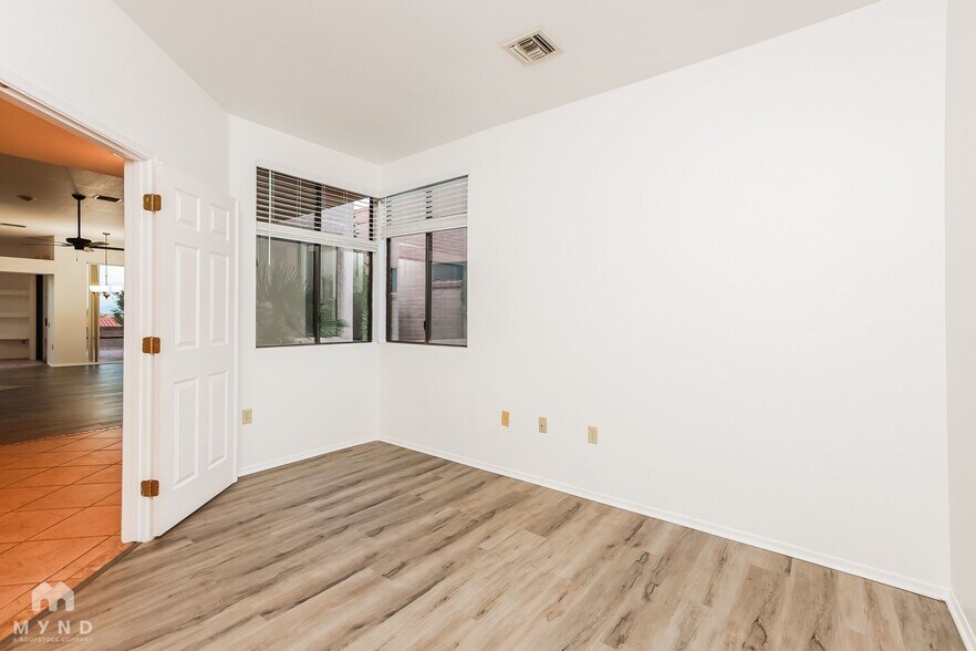 Building Photo - 1606 W Calle Del Ducado