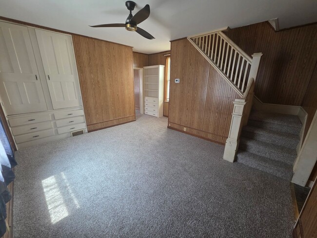 Building Photo - 2-bedroom, 1-bath home in New Brighton