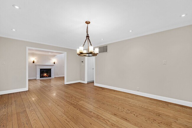 Building Photo - Stunning San Carlos 5 bedroom 4 bathroom House Available now