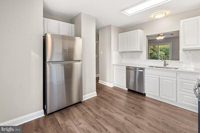 Building Photo - Spacious Newly Renovated Basement with Pri...