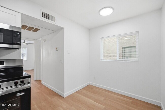 Building Photo - 2844 E Marconi Ave