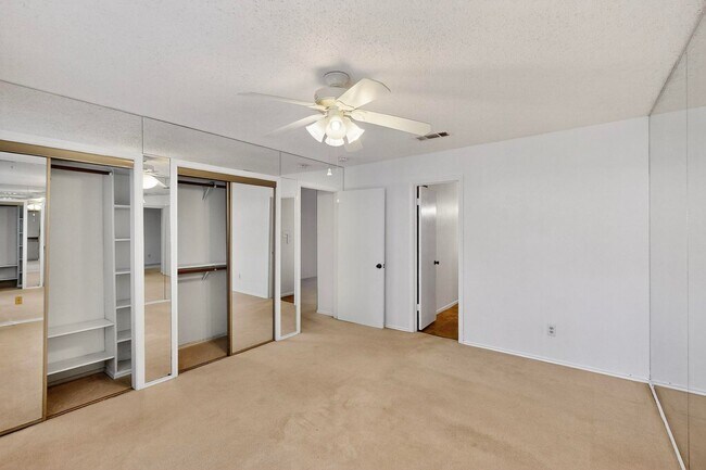 Building Photo - Spacious Townhome with Lake Views on a Pri...