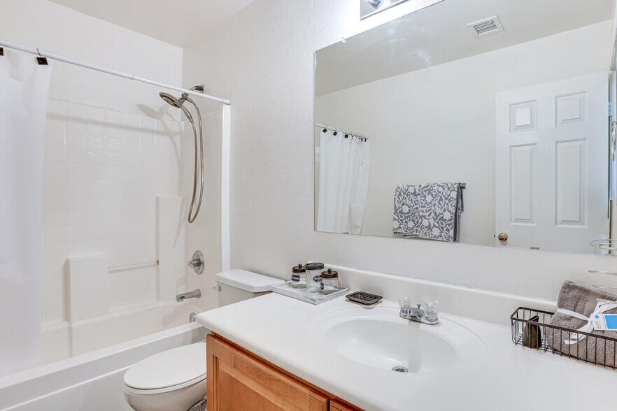 Building Photo - 2907 W Carson Rd