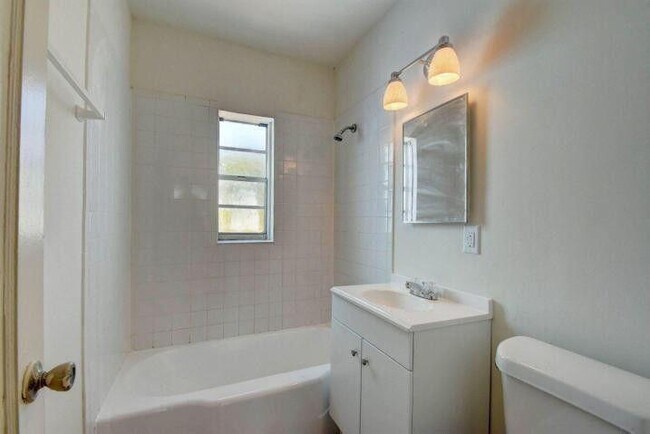 Building Photo - 3000 Broadway Ave