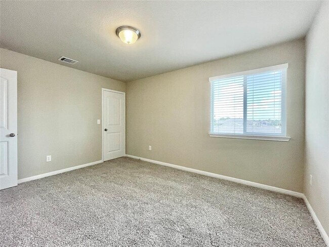 Building Photo - 415 Crater Lake Dr