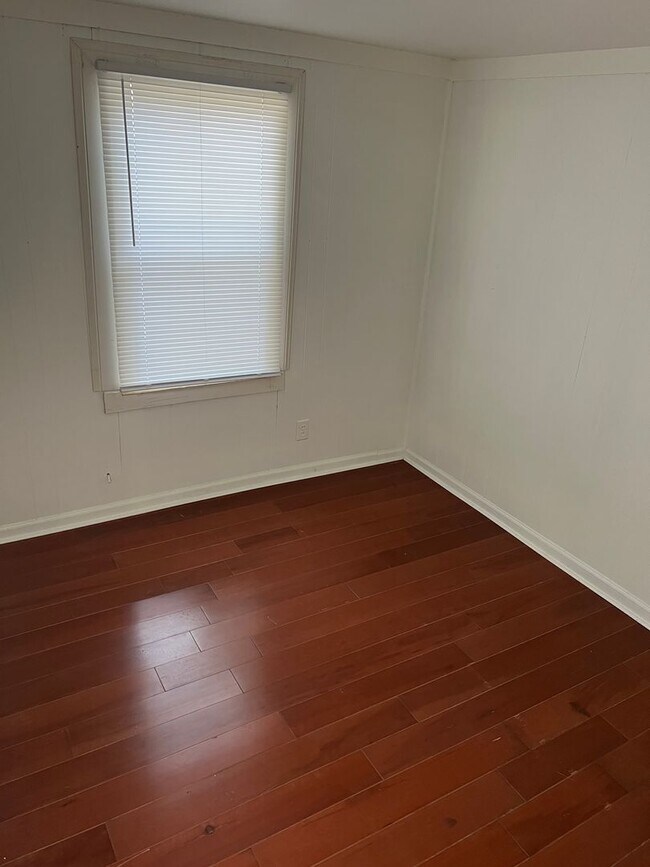 Building Photo - 2 bed 1 bath on quite street