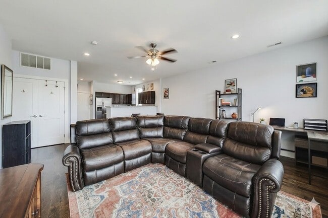 Building Photo - 504 S Oakley Blvd