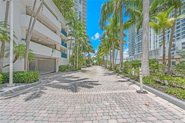 Building Photo - 16500 Collins Ave