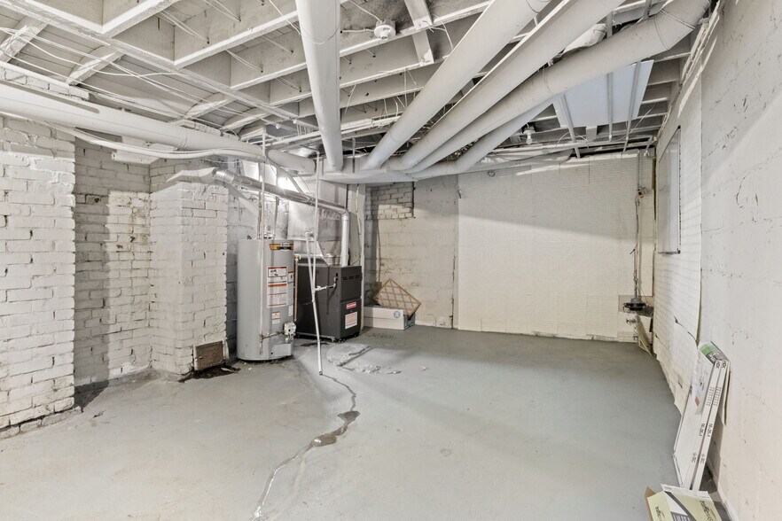 Building Photo - 914 E 22nd St
