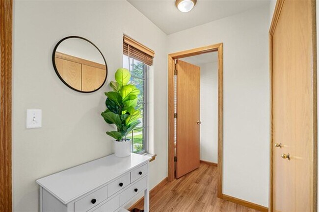 Building Photo - 2 Bedroom, 2-1/2 Bath Townhouse on Iowa City East Side!!