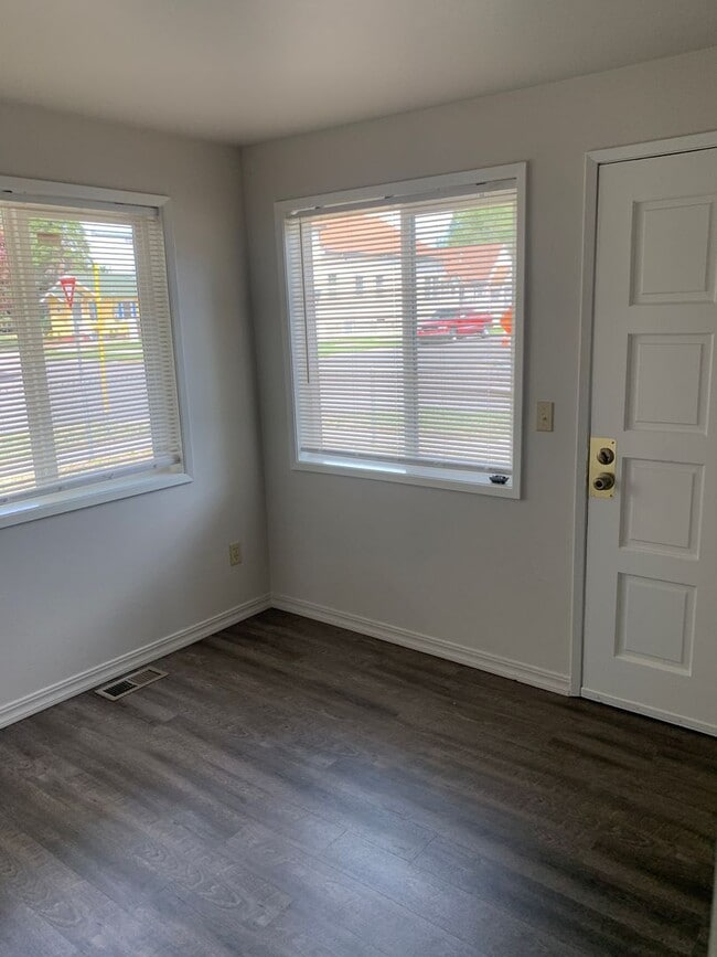 Building Photo - Updated home!