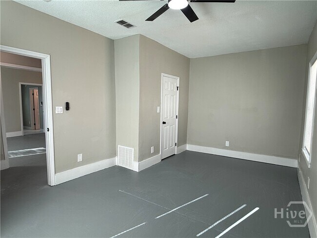 Building Photo - 728 W 39th St