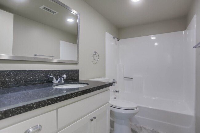 Building Photo - 2 Bedroom Oceanside Condo, with Private Ya...