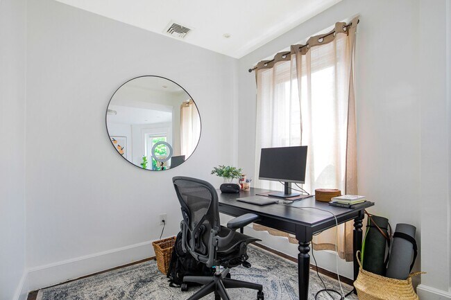 Building Photo - Newly renovated, Central Heat/AC , Parking...