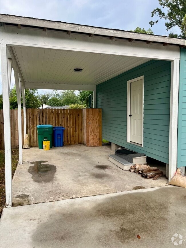 Building Photo - Charming Cottage in the Heart of Hammond! ...
