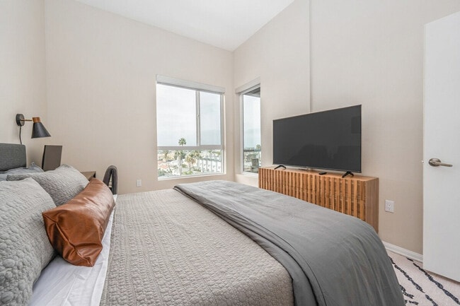 Building Photo - 4384 Iowa St