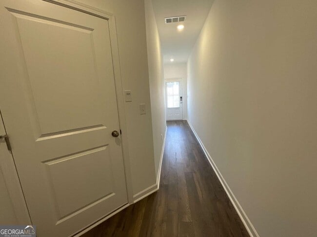 Building Photo - 5716 Plaza Dr SE