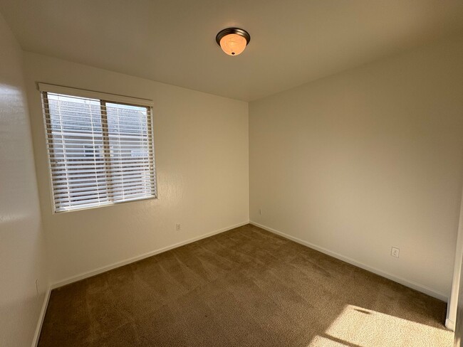 Building Photo - NW Visalia Home Near Shopping Center Available Now!