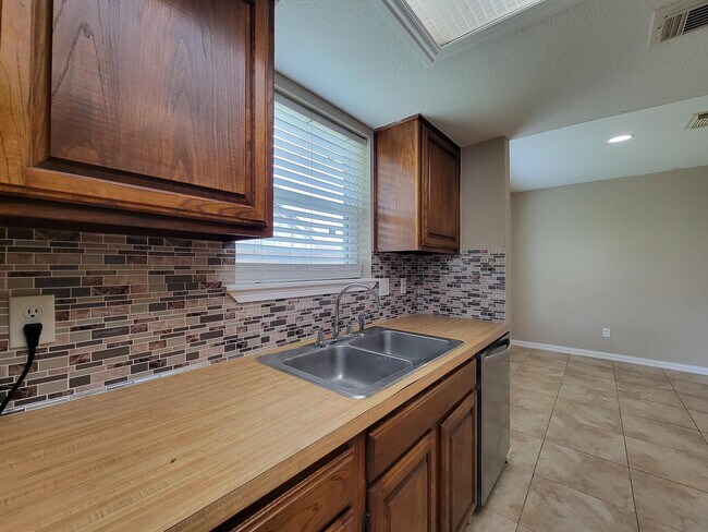 Building Photo - 10010 Sagecanyon Dr