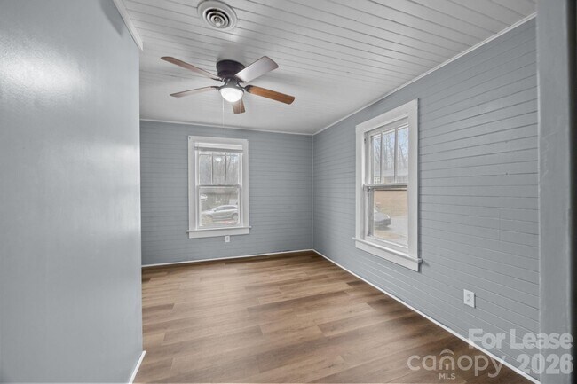 Building Photo - 713 2nd St Pl SW