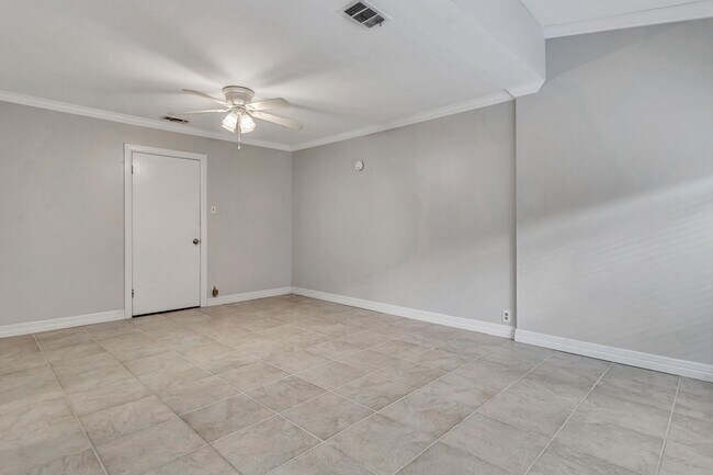Building Photo - 112 Cloverleaf Ave