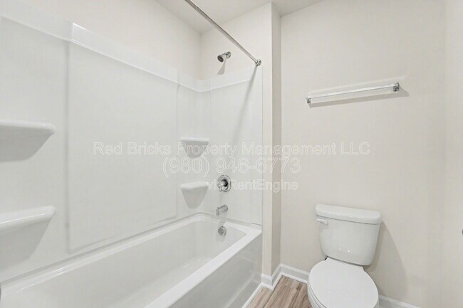 Building Photo - 136 Mdw Vw Dr