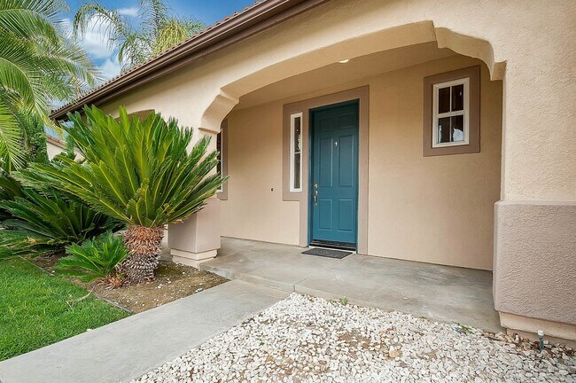 Building Photo - Modern 5 Bedroom in Paseo Del Sol