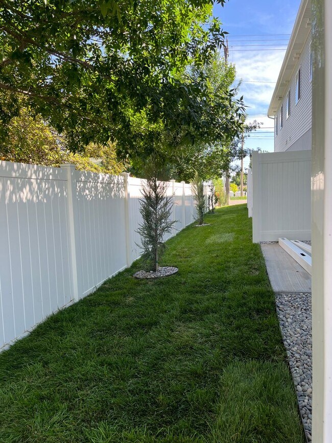 Building Photo - Available Now! Modern 3 Bedroom Townhome on the Westside of Idaho Falls!