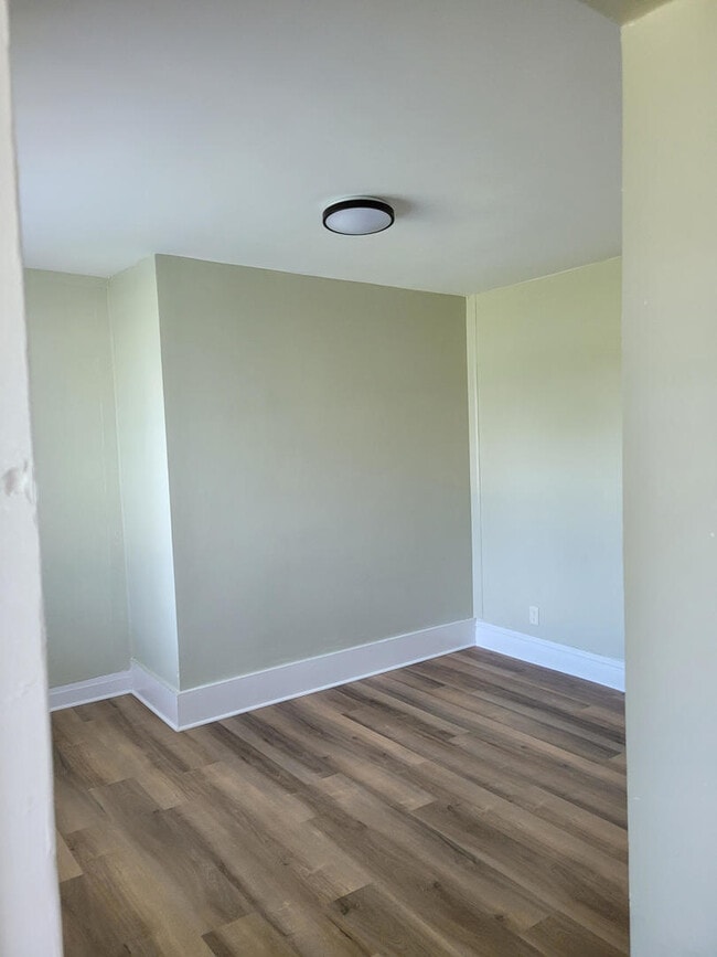 Building Photo - 14001 Lamon Ave