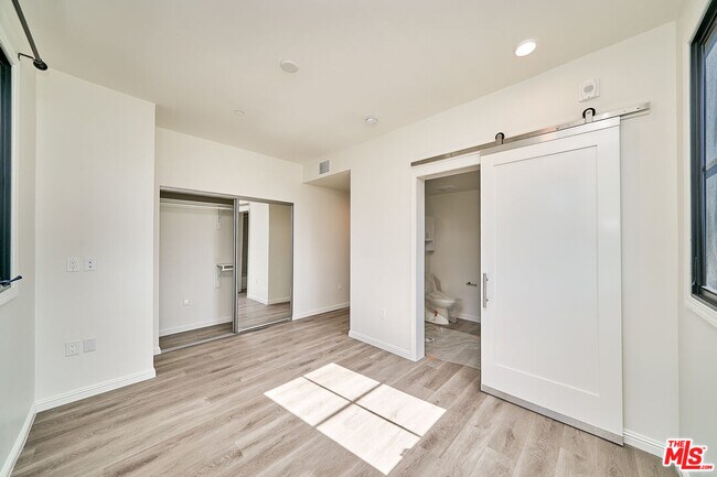 Building Photo - 951 S Wilton Pl
